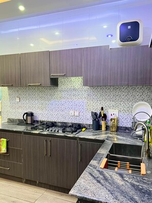 Refrigerador, microondas, horno, placa de cocina