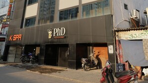 Um edifício de vários andares com uma placa na parte inferior indicando 'PhD' e 'K SPA'.