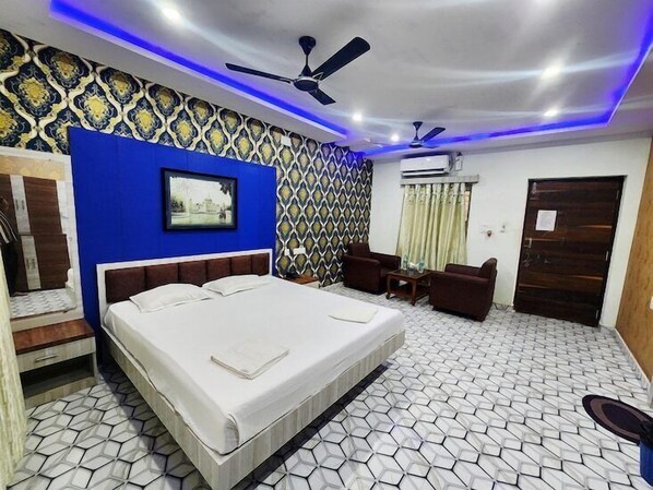 Chambre supérieure double, balcon, vue sur le jardin | Lit d’appoint (supplément), accès au Wi-Fi (inclus), literie fournie