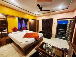 Traditional Double Room, Balcony | Rollaway beds, free WiFi, bed sheets