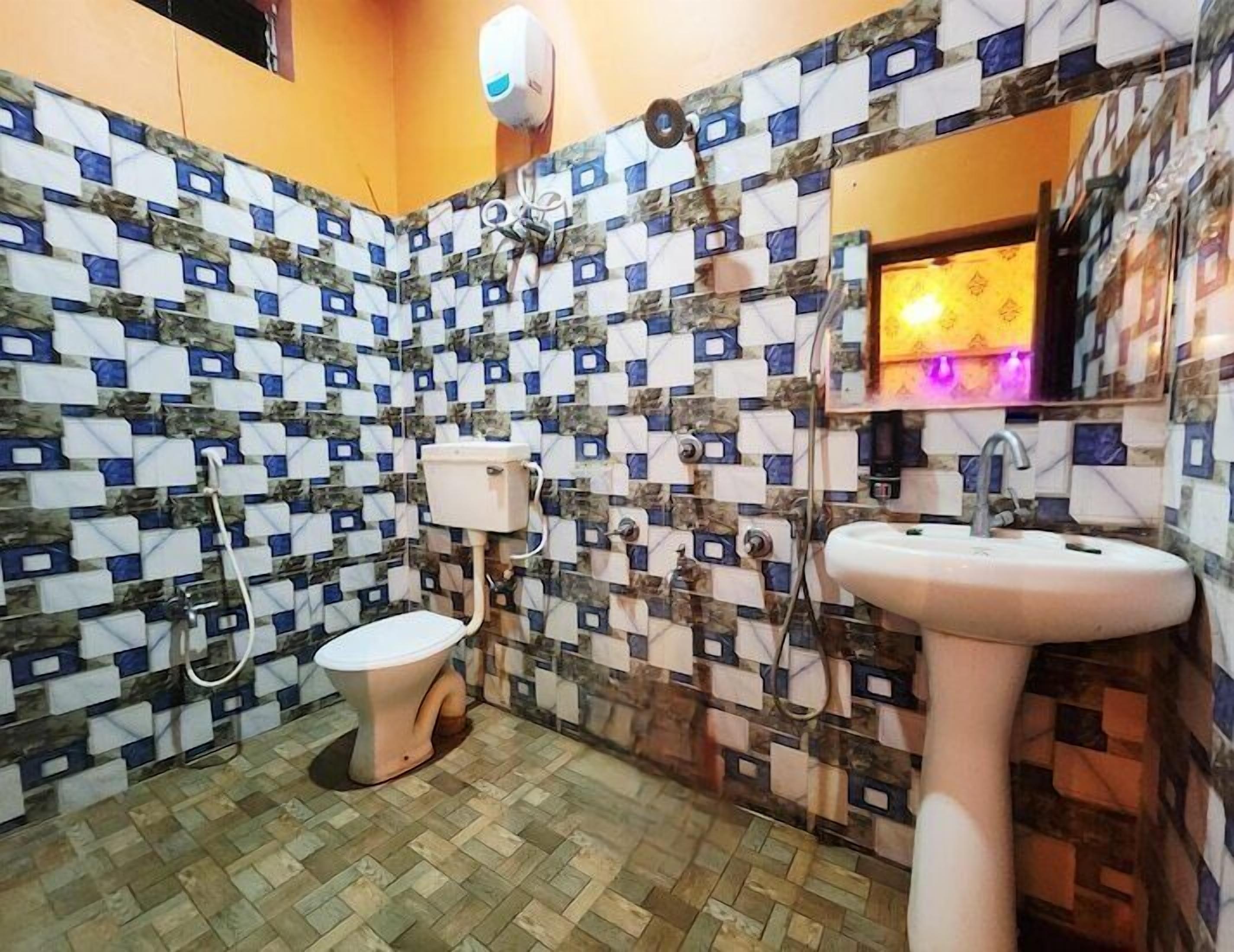 Shower, rainfall showerhead, free toiletries, towels