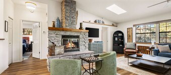 Sagewood Cottage: A private home with comfort, style, amazing amenities, and Tranquil location!