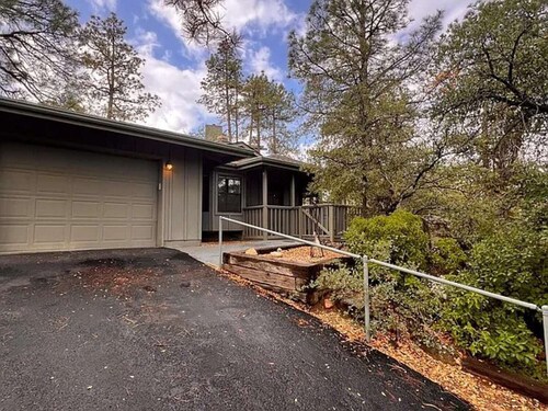 Sagewood Cottage: A private home with comfort, style, amazing amenities, and Tranquil location!