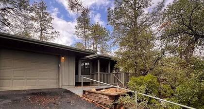 Sagewood Cottage: A private home with comfort, style, amazing amenities, and Tranquil location!