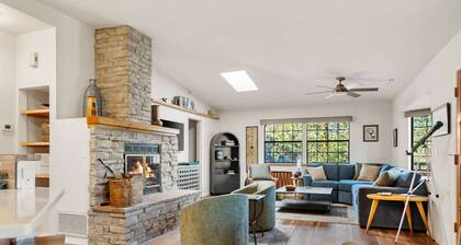 Sagewood Cottage: A private home with comfort, style, amazing amenities, and Tranquil location!