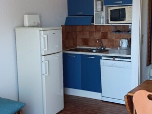 Fridge, microwave, dishwasher, coffee/tea maker