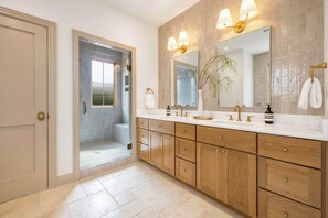 Ducha, secador de pelo, toallas