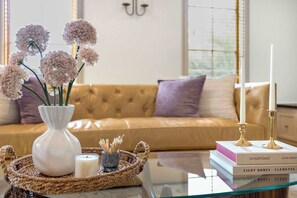 Télévision, cheminée, espaces bureaux