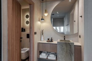 Douche, séchoir à cheveux, serviettes fournies, savon