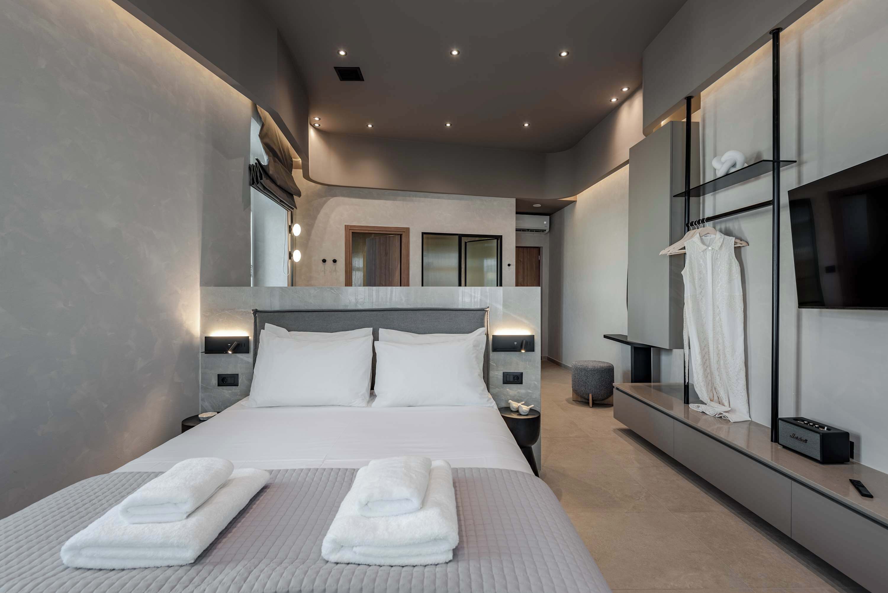 Safe på rommet, strykejern/-brett, wi-fi (inkludert) og sengetøy