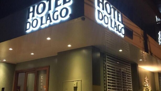 Un hôtel appelé «Hotel Dolago», doté d’une façade moderne, d’une enseigne lumineuse et d’une porte d’entrée bien visible.