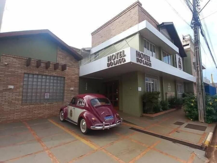 Un edificio con un letrero que dice 'HOTEL DOLAGO'.