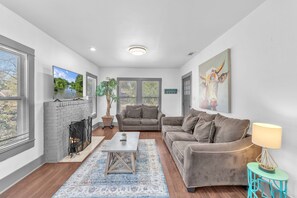 Smart TV, fireplace - The Farmahouse - Family Friendly Downtown Cottage (San Antonio)