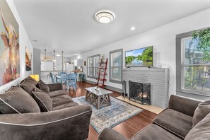 Smart TV, fireplace - The Farmahouse - Family Friendly Downtown Cottage (San Antonio)