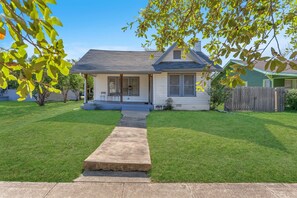 Exterior - The Farmahouse - Family Friendly Downtown Cottage (San Antonio)