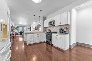 Fridge, microwave, oven, stovetop - The Farmahouse - Family Friendly Downtown Cottage (San Antonio)