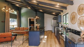 Geladeira, micro-ondas, fogão, cooktop