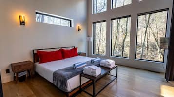 2 bedrooms, desk, WiFi, bed sheets