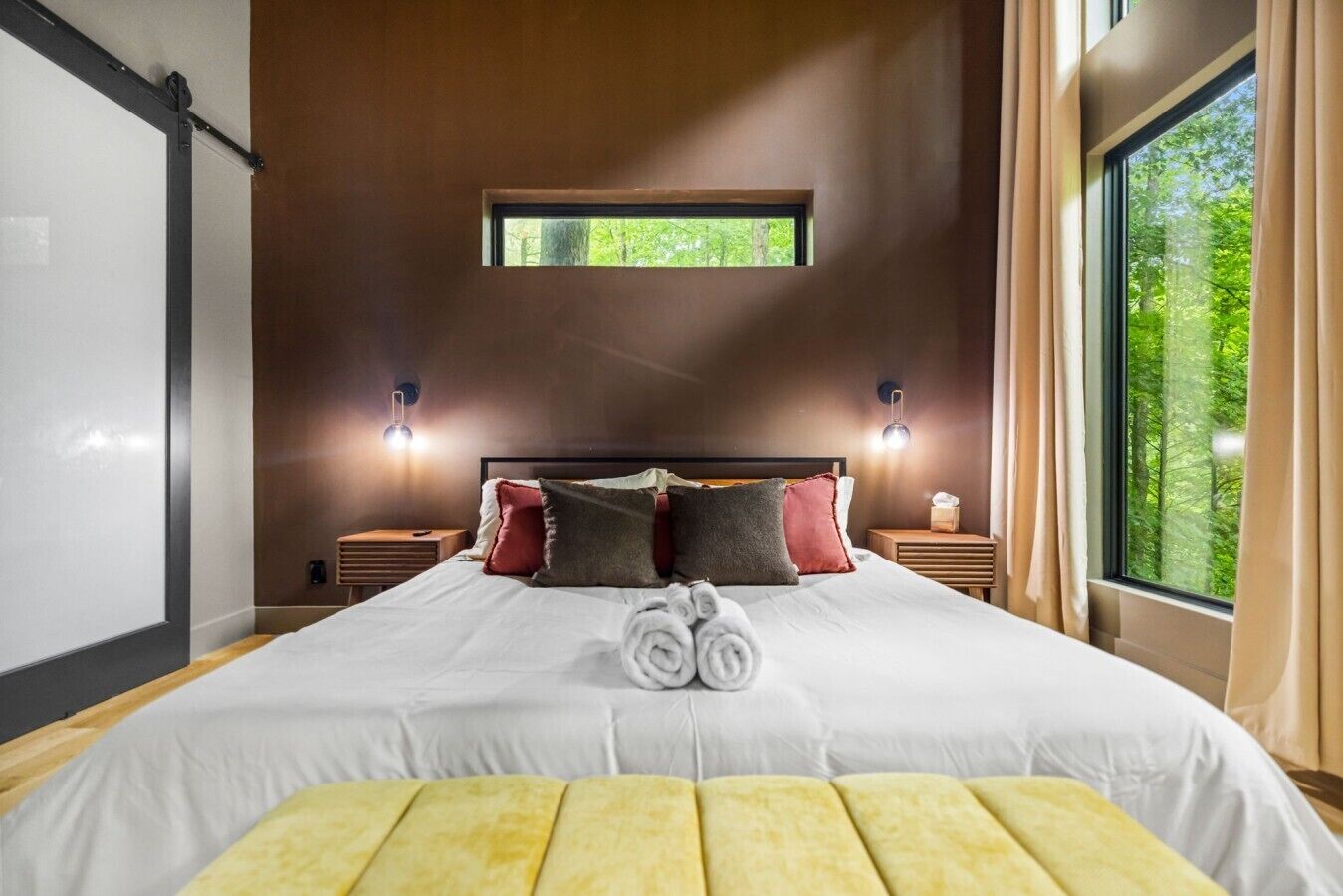 2 bedrooms, desk, WiFi, bed sheets