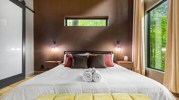 2 bedrooms, desk, WiFi, bed sheets