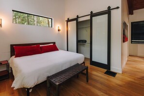 2 bedrooms, desk, WiFi, bed sheets