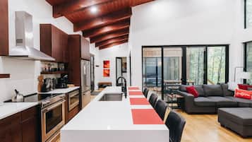 Refrigerador, microondas, horno, placa de cocina