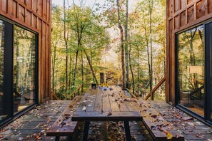 Outdoor dining - Scenic Cabin | Hot Tub | Sleeps 4 | Modern Comfort (Rogers)