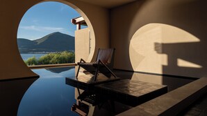 A modern infinity pool with a view of mountains and greenery. - Dali Kongshanyu Fengmian Seaview Hotel (Dali)