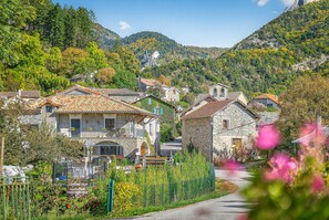 A village with stone houses, a road, and a mountain backdrop. - Holiday Home 'La Grange Des Pépinières' with Mountain View and Wi-Fi (Le Saix)