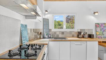 Køleskab, mikrobølgeovn, ovn, kogeplade