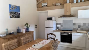 Réfrigérateur, micro-ondes, four, plaque de cuisson