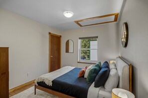 3 bedrooms, desk, iron/ironing board, travel crib - Retro-Modern, Mountain Retreat with 3 bedrooms, 2 baths, a bonus game room, office, and a beautiful deck with ample seating for enjoying the Stunning Mountain Peak Views. Best Views in town. (Pagosa Springs)