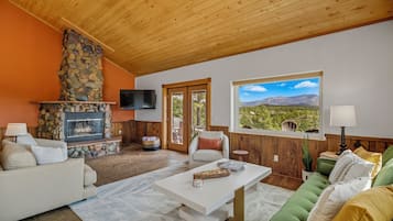 Smart TV, chimenea y oficina