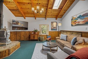 Smart TV, chimenea, oficina
