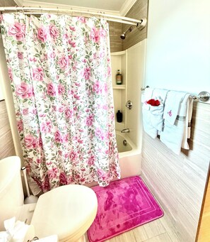 Hiustenkuivaaja, pyyhkeet, sampoo, vessapaperi