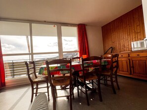 Unclassified image, 3 of 5, button