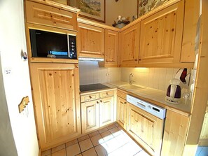 Réfrigérateur, four à micro-ondes, lave-vaisselle, cafetiÚre-théiÚre