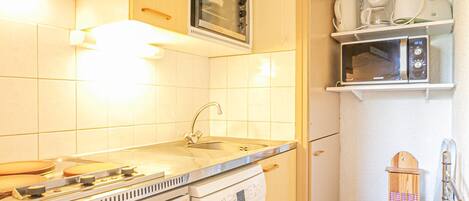 Een koelkast, een magnetron, een vaatwasser