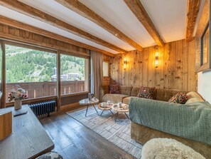 Televisión y chimenea 