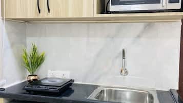 Lemari es besar, microwave, oven, dan kompor