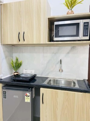 Full-sized fridge, microwave, oven, stovetop