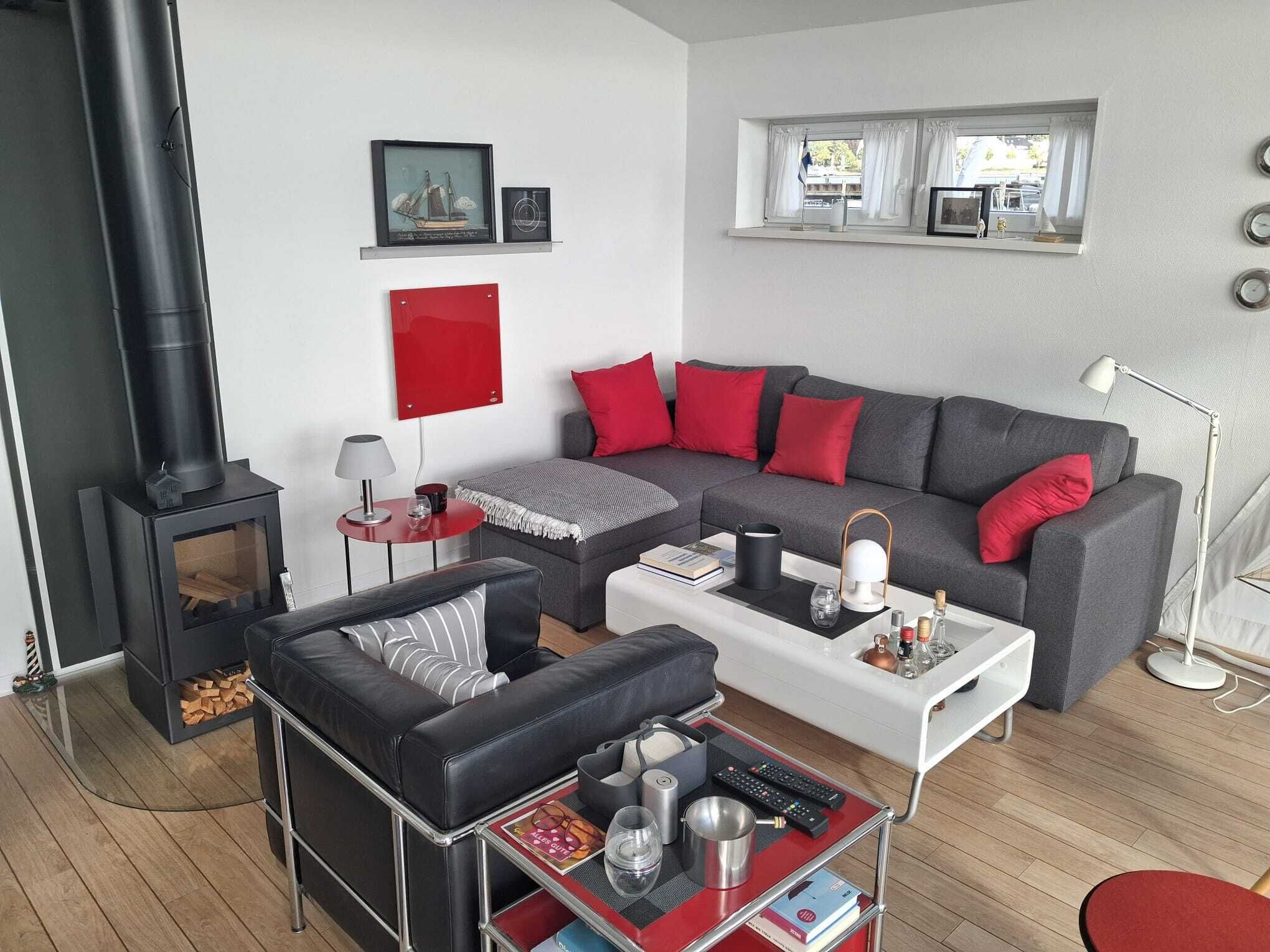 Smart-TV, Kamin, Bücher