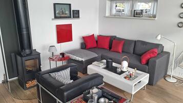 Smart-TV, Kamin, Bücher