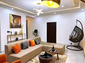 Apartamento luxo, sacada, vista para a cidade | Área de estar