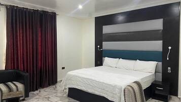 Lägenhet Deluxe - balkong - utsikt mot staden | Skrivbord, arbetsyta för laptop, mörkläggningsgardiner och ljudisolering