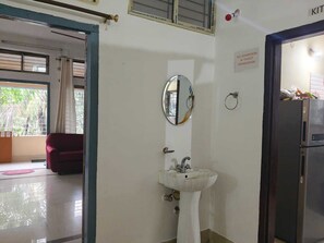 Superior Double or Twin Room, Balcony, Courtyard View | Living area
