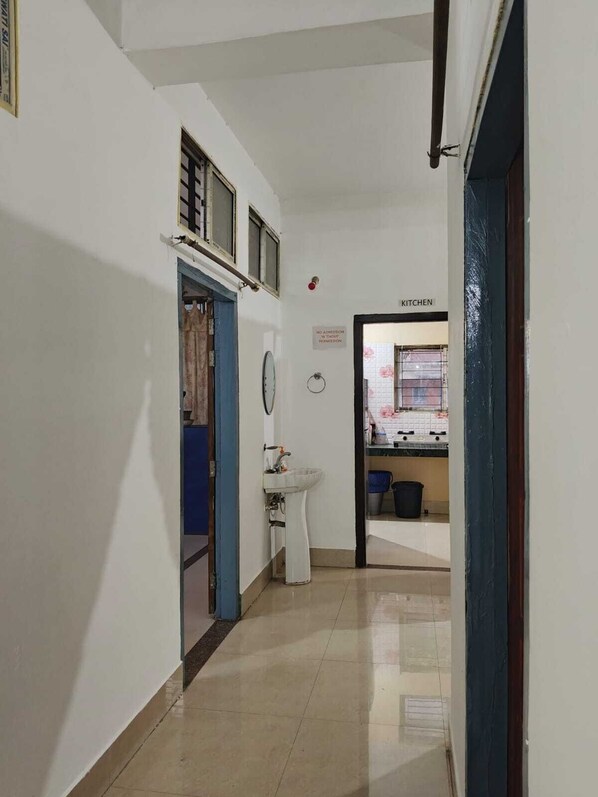 Frigorífico, microondas, placa de cocina y cafetera o tetera