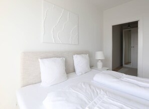 2 bedrooms, desk, iron/ironing board, WiFi