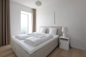 2 bedrooms, desk, iron/ironing board, WiFi