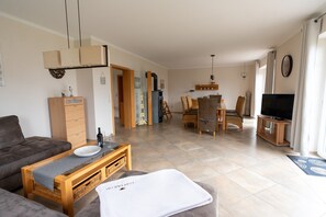 TV, fireplace, table tennis, stereo